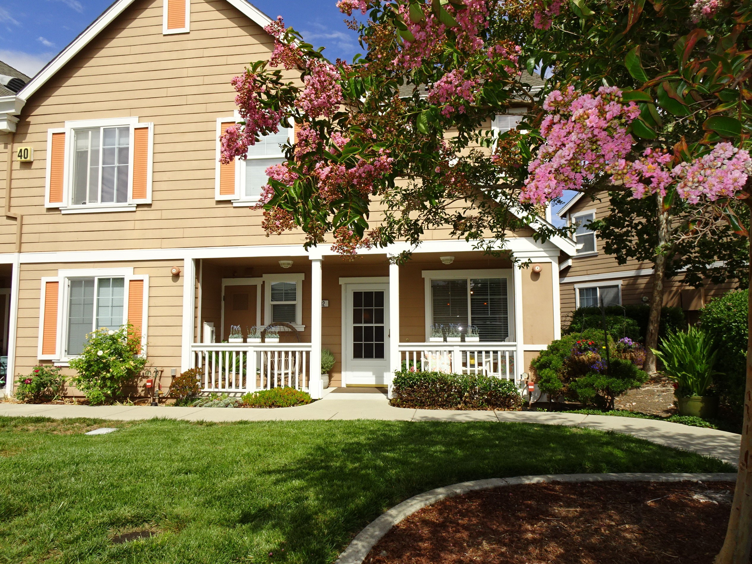 https://isvr.acceleragent.com/usr/13781663132/CustomPages/PHOTO_meadowpark_condo_with_flowers_in_front.jpg